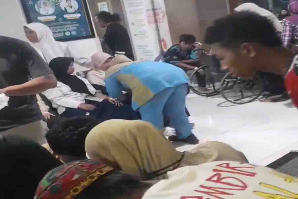 Perawat dan dokter RSUD Sidoarjo sedang menangani pasien diduga keracunan makanan