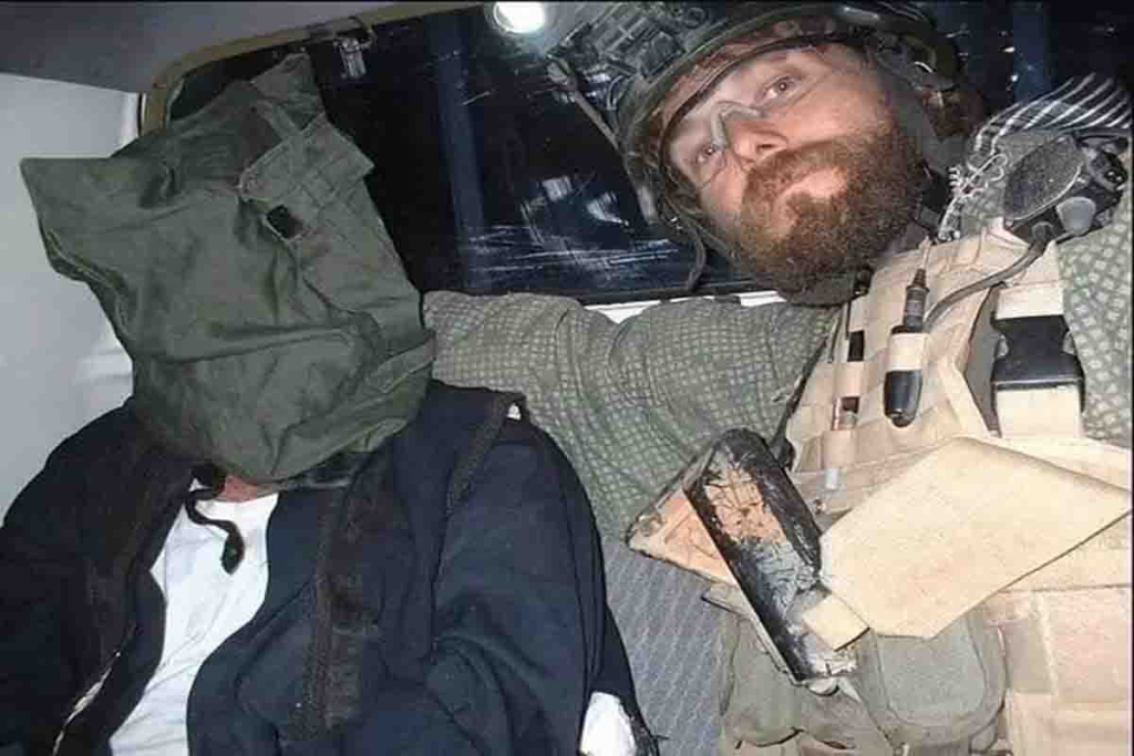 Kevin Holland saat menangkap Saddam Hussein