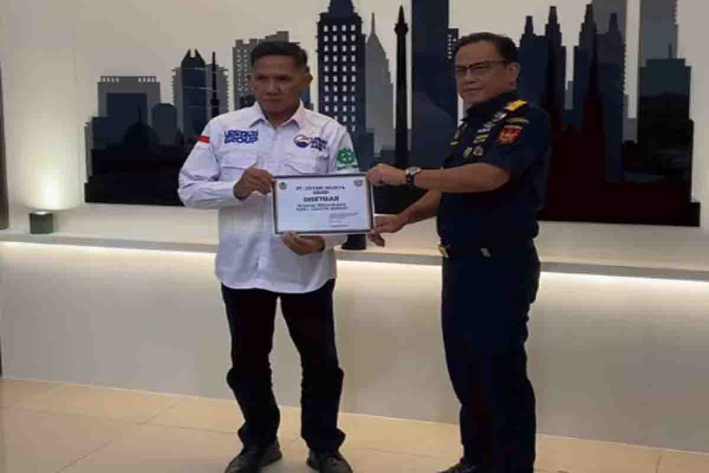 Penyerahan izin Pusat Logistik Berikat ke PT Lestari Wijaya Abadi