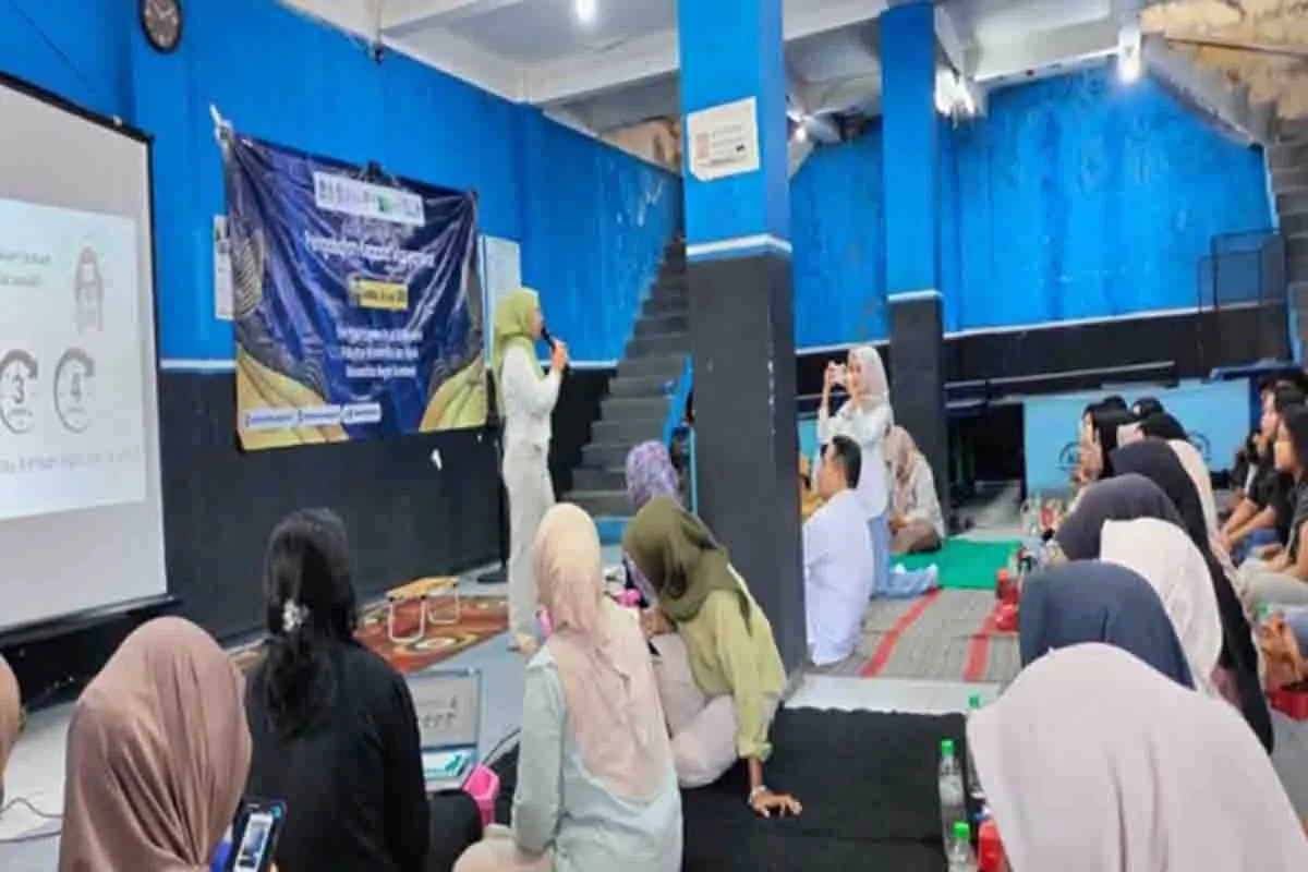 UNESA Gelar Edukasi Literasi Digital untuk Karang Taruna Kebraon Indah Permai