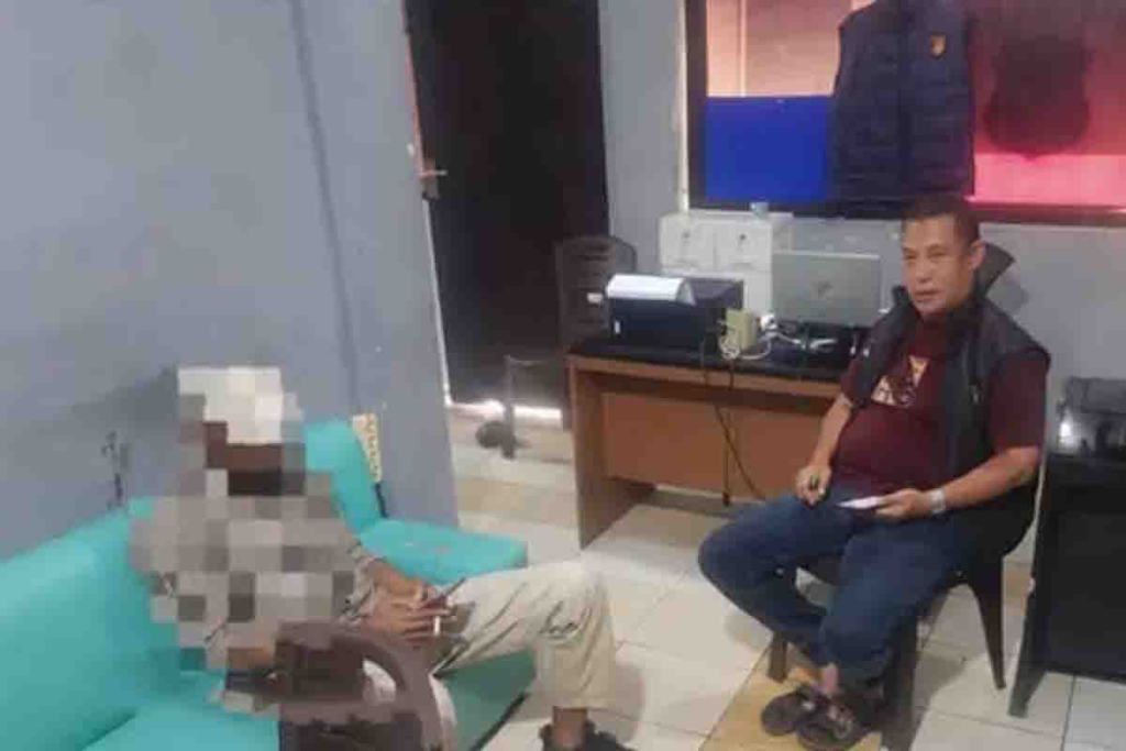 Jefri (kiri) di kantor Polres Gorontalo Kota