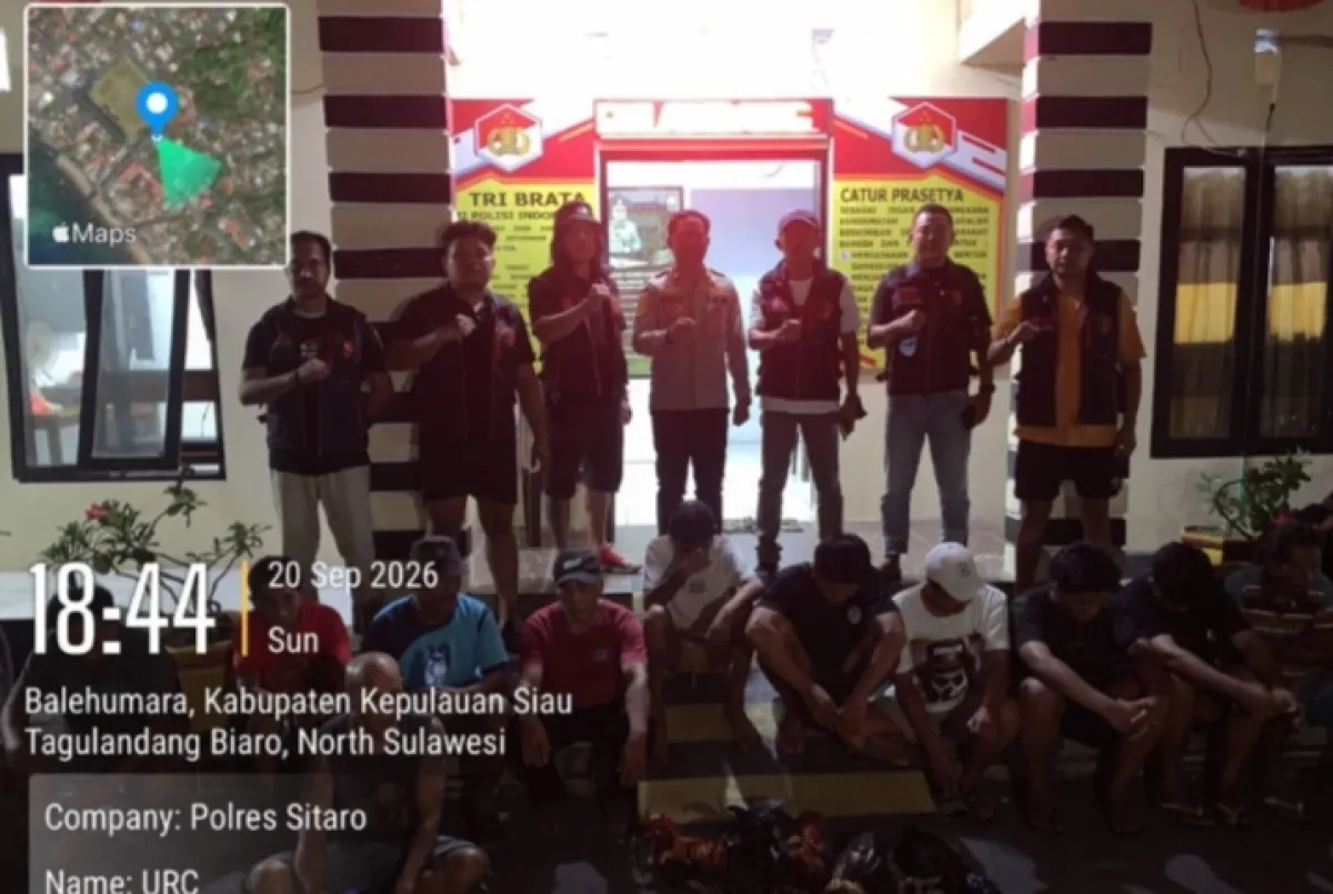 Persilonil Polres Kepulauan Sitaro dan barang bukti yang diamankan dari arena sabung ayam