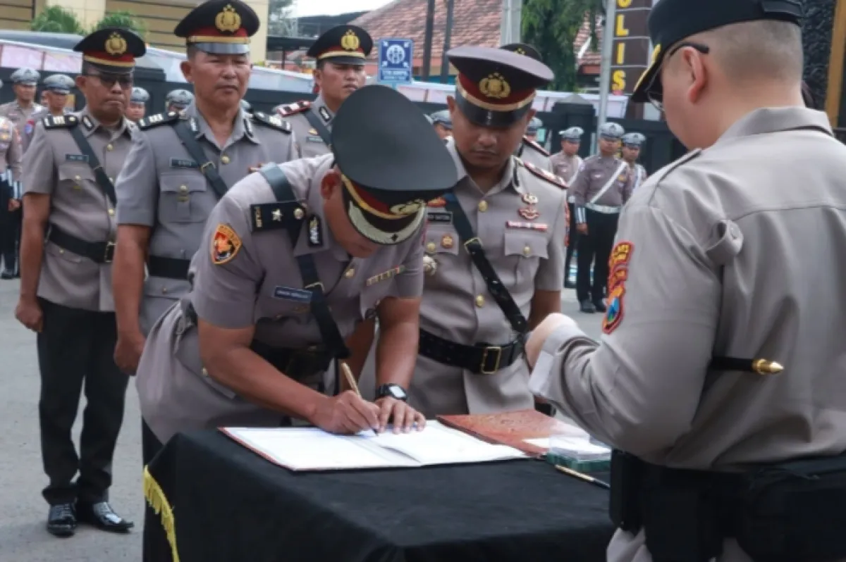 Serah terima jabatan di Polres Lamongan
