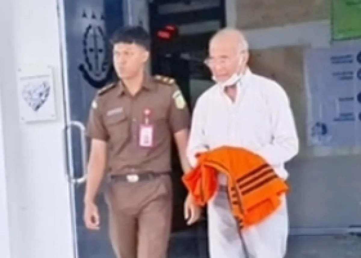 Soetrisno alias The Boen Hen sebagai Direktur Utama PT Semanggi Mas Sejahtera (kanan)