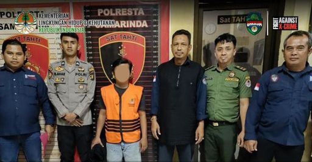 VC (pakai rompi) selaku pelaku yang mengangkut dan memperniagakan Satwa yang dilindungi 