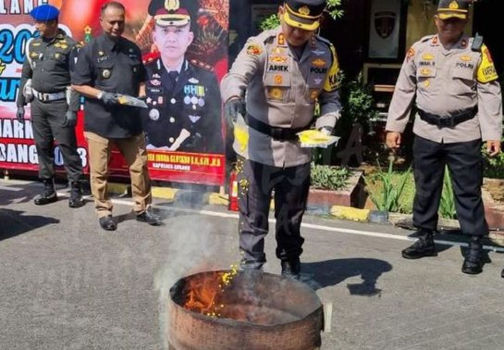 Polres Subang memusnahkan sejumlah barang bukti hasil dari pengungkapan kasus tindak pidana