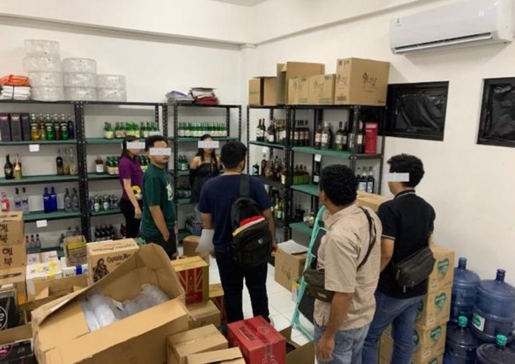 Penggrebekan terhadap Ratusan Botol MMEA