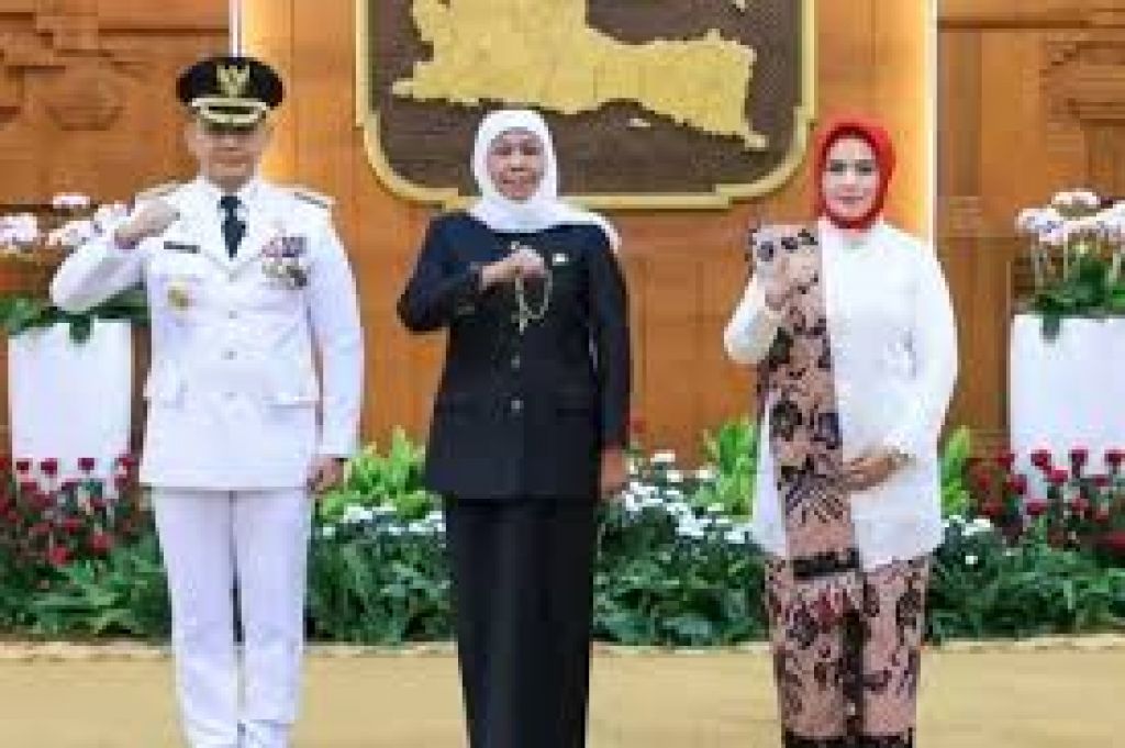 Aries Agung Paewai (kiri) saat dilantik jadi Pj Walikota Batu bersama istri dan Khofifah (tengah)
