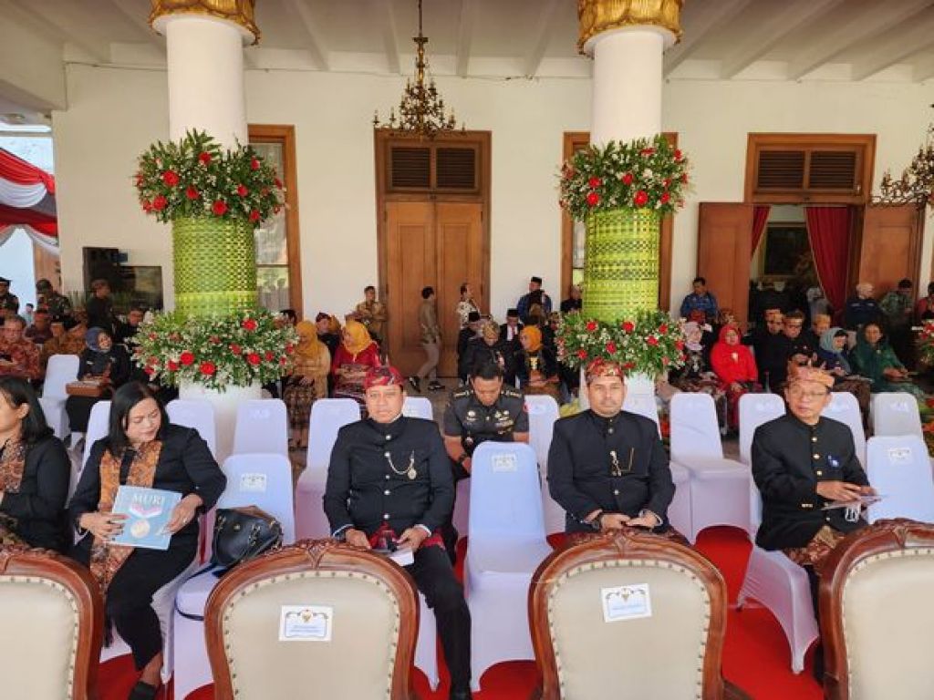 Upacara Peringatan Hari Jadi Provinsi Jawa Timur ke-78. Acara berlangsung dengan meriah di Gedung Negara Grahadi