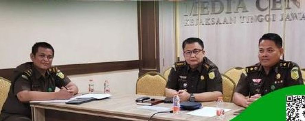 Asintel Kejati Jatim, Zulbahri, didampingi Kasi Penkum, Windhu Sugiarto, ikuti Rapat Monitoring & Evaluasi Pengelolaan Pengaduan Kejaksaan RI