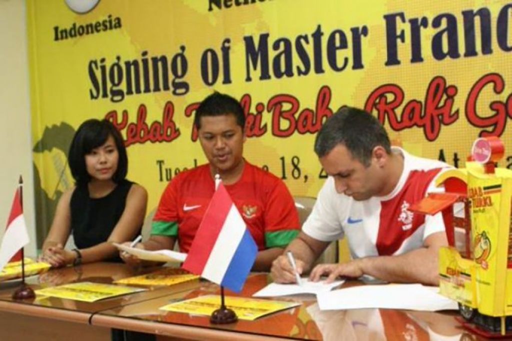 Nilam Sari dan Hendy Setiono di selama pembagian saham