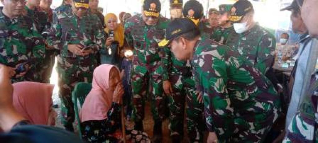 Panglima TNI menyapa warga