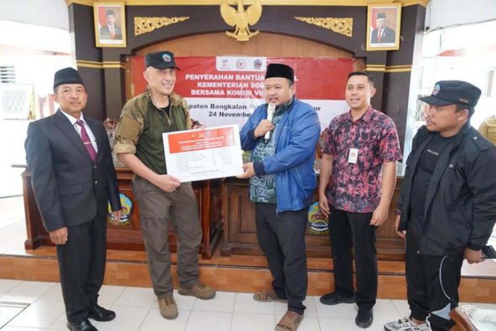 Penyerahan bansos secara simbolis ke Pj Bupati Bangkalan dari Kemensos RI yang diwakili oleh Hasani Bin Zuber