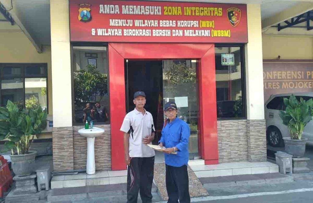 Basuki (kanan) saat mau malapor ke Polres Mojokerto
