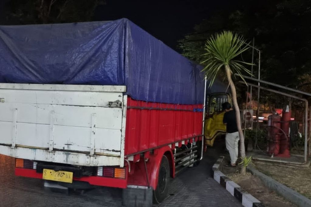 Truk yang bak belakangnya dimodifikasi untuk memuat solar ilegal