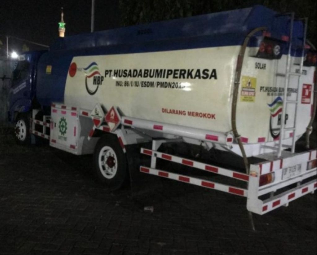Truk tangki bertuliskan PT Husada Bumi Perkasa
