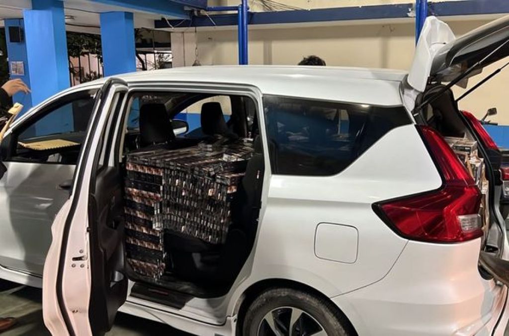 Mobil yang dibuat untuk mengirim rokok ilegal