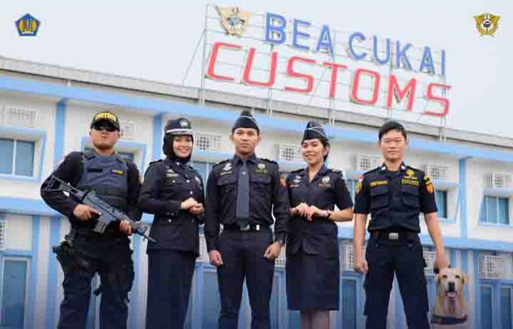 Petugas Bea Cukai