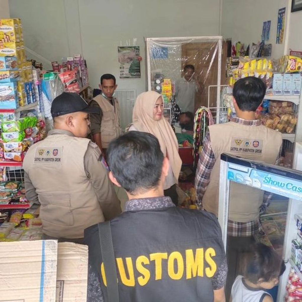 Razia toko kelontong di Gresik