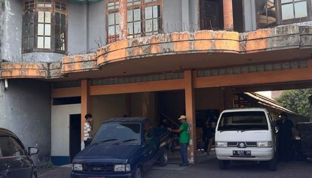 Bangunan tempat penimbunan rokok ilegal