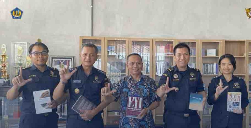 Penyerahan hibah buku ke Dinas Perpustakaan Kota Makassar 