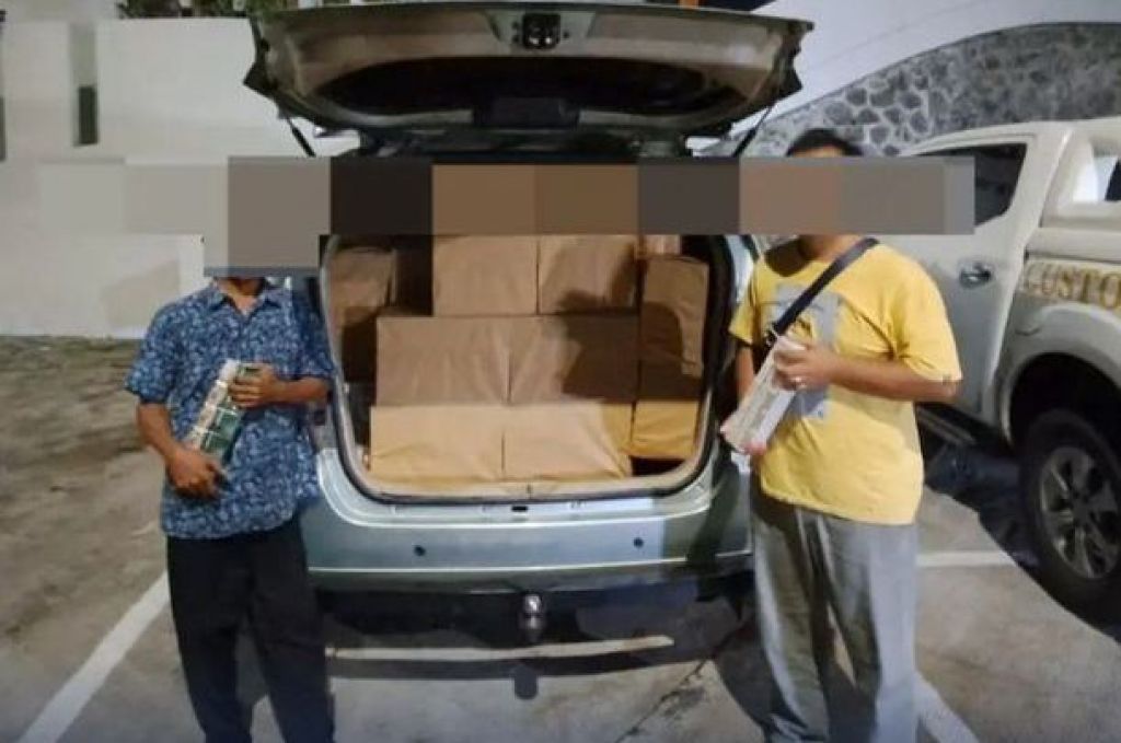 Mobil bermuatan rokok ilegal