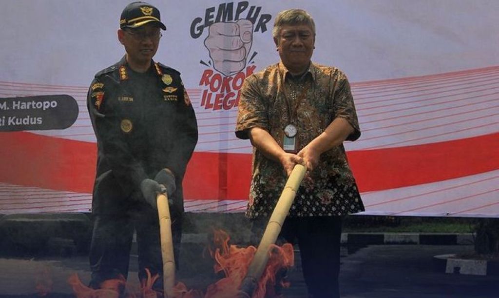 Pemusnahan rokok ilegal berbagai merek senilai lebih dari Rp7 miliar
