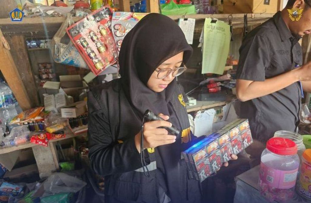 Operasi rokok ilegal di warung kelontong