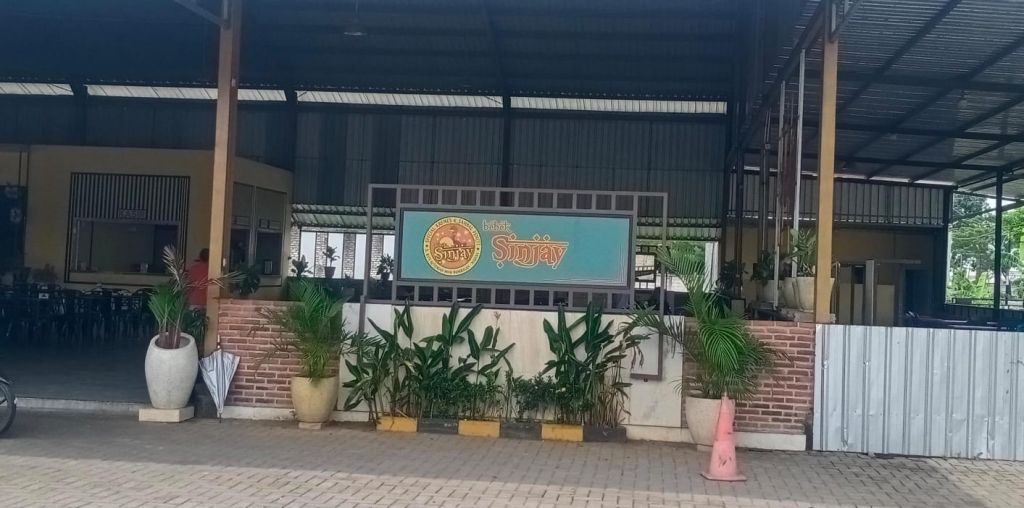 Rumah Makan Bebek Sinjay di Jalan Raya Tangkel, Kabupaten Bangkalan