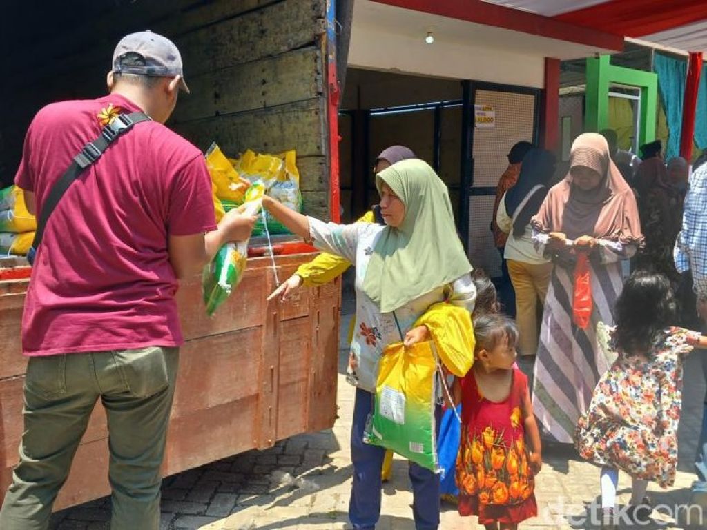 Warga antri mendapatkan beras