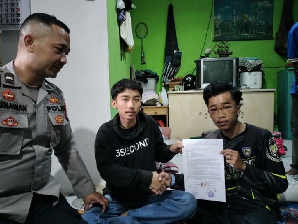 Fauzan dan Agus Mulyana berdama di hadapan Aipda Gunawan