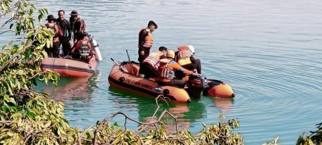 Pencarian korban longsor di bibir Danau Toba