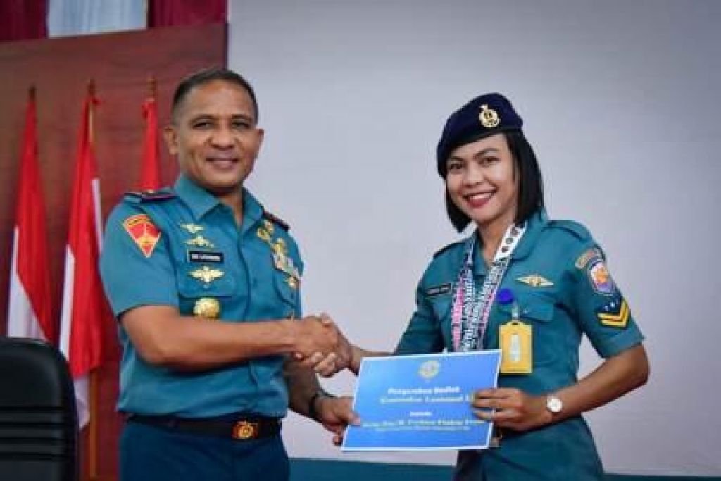 Penyerahan penghargaan kepada atlet Lantamal IX 