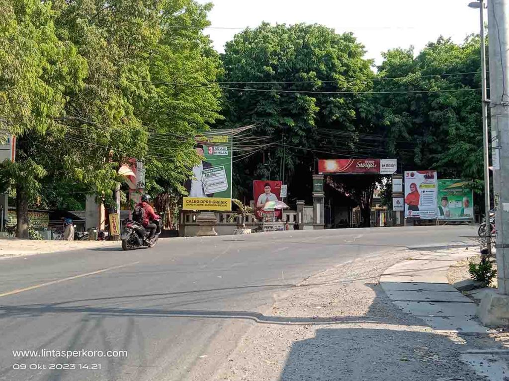 Alat peraga kampanya caleg di pertigaan Jalan Raya Cerme (depan Polsek Cerme)