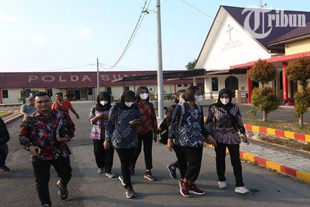 6 casis Polwan berjalan mendatangi Satuan Brimob Polda Sumut Jalan Bhayangkara Nomor 239, Kota Medan, Jumat (16/6) siang. (foto : tribun)
