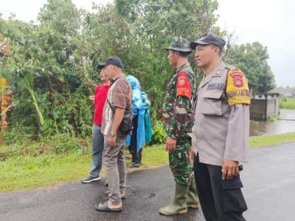 Dandim 1610/Klungkung Letkol Inf Armen mengirimkan beberapa aparat Babinsa