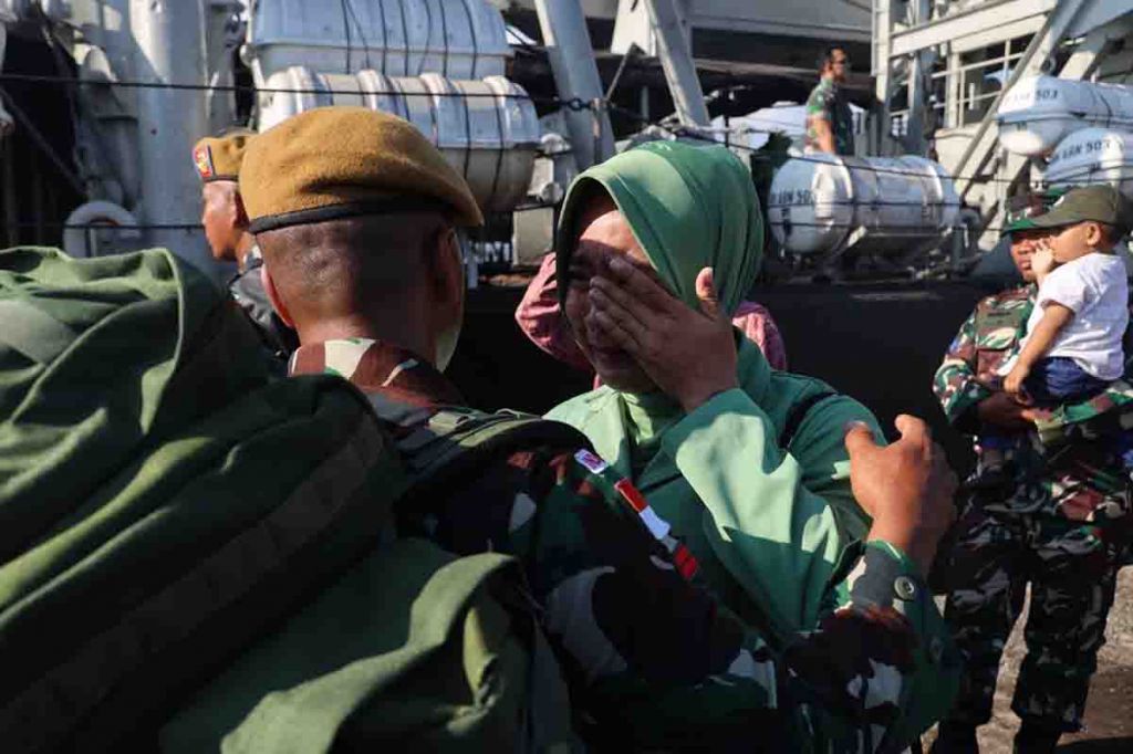 Seorang istri menangis saat suaminya berangkat tugas ke perbatasan Indonesia-Malaysia