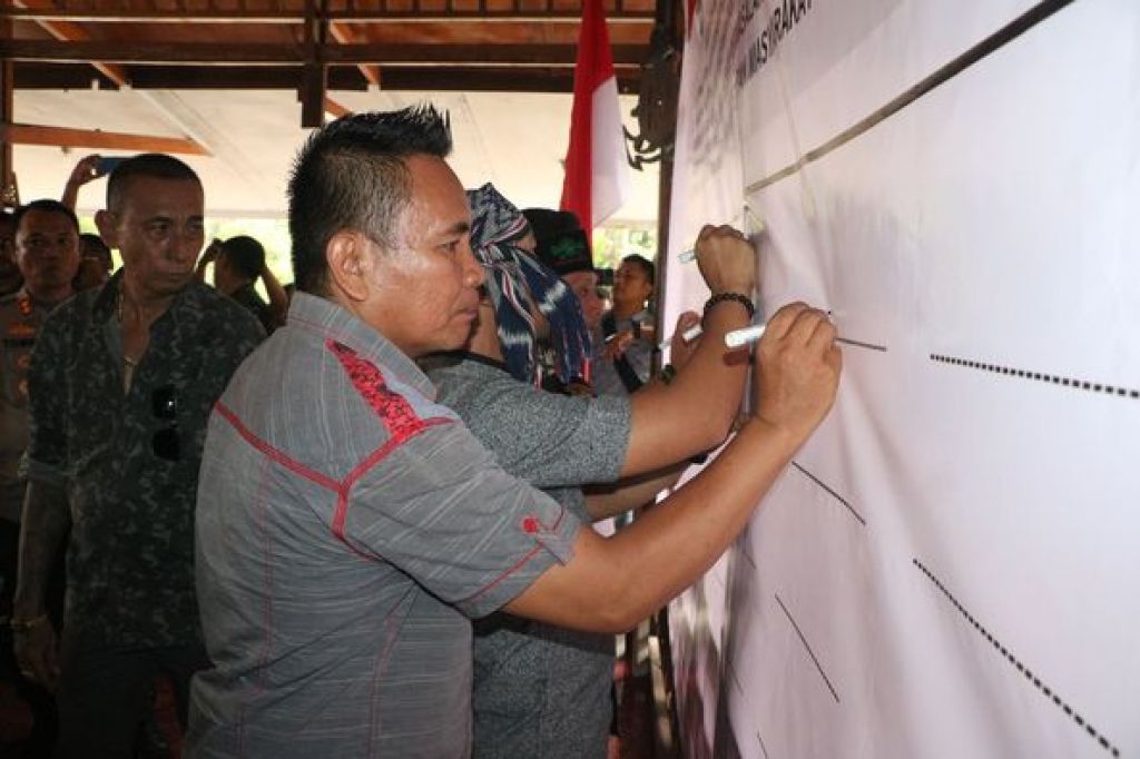 Tandatangan deklarasi damai.