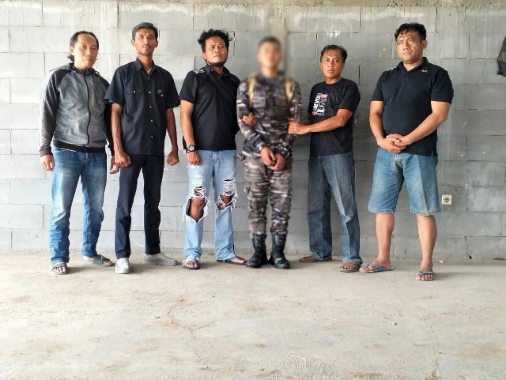 Tim Intel TNI bersama Faldi Hidayat