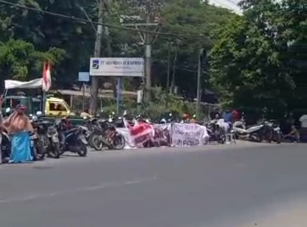 Demo warga Desa Sumengko di depan PT Adiprima Suraprinta