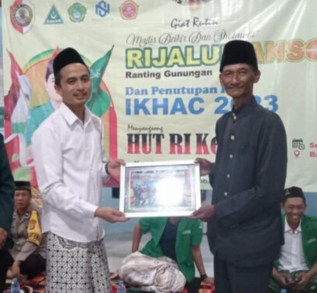 Penyerahan cinderamata ke Kepala Desa Gunungan