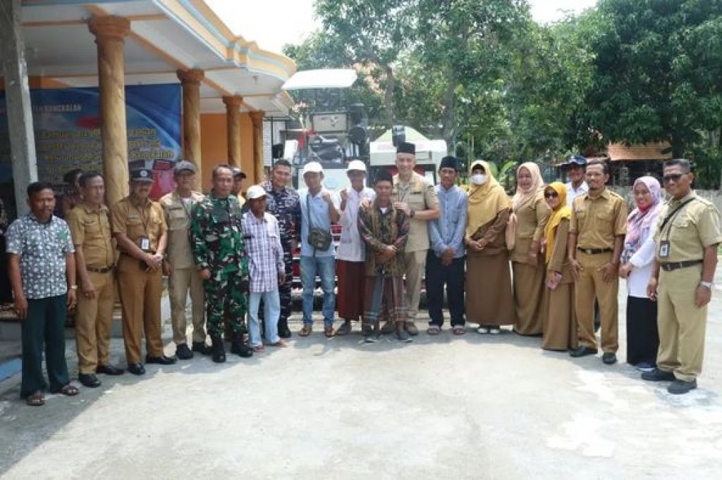 Pj Bupati Bangkalan menyerahkan bantuan alat pertanian 