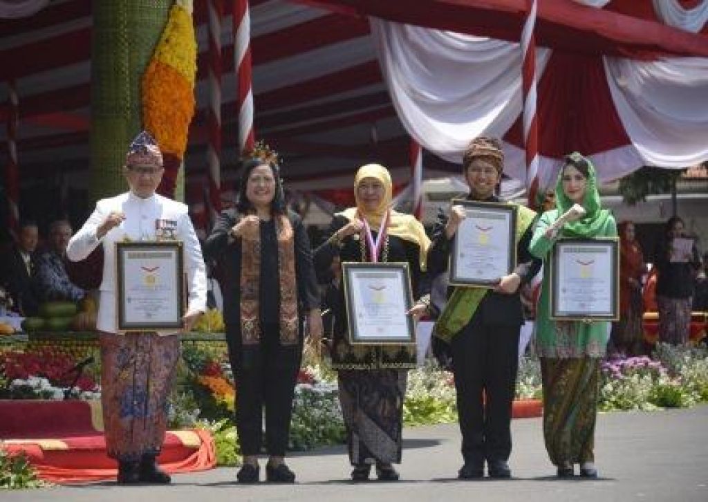 Aries Agung Paewai bersama Khofifah Indar Parawansa dan Wagub Emil Elistianto Dardak