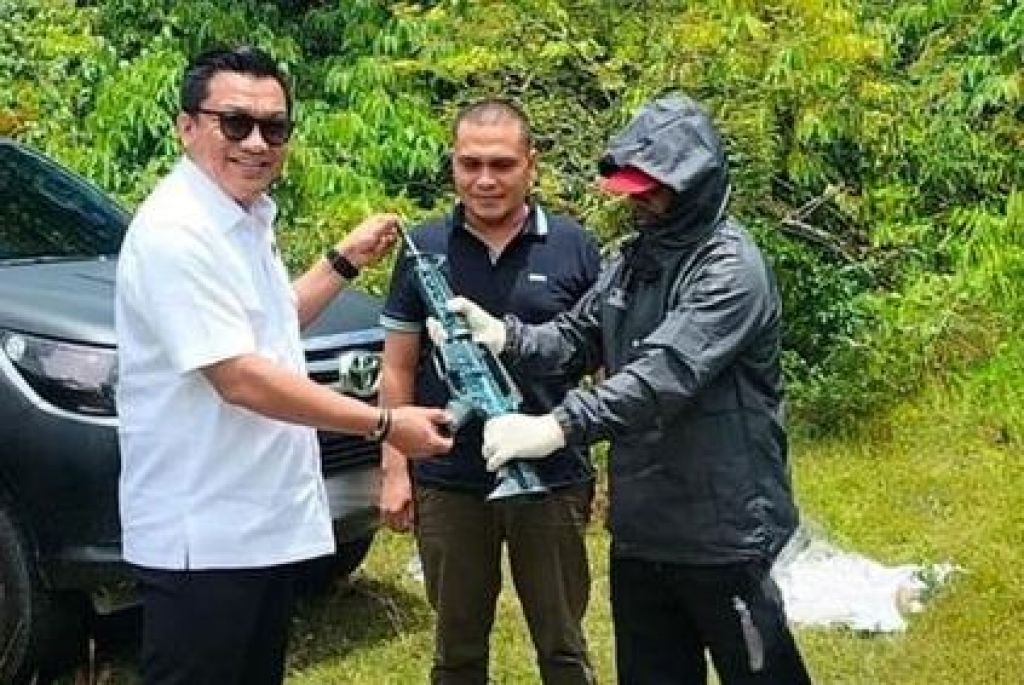 Dirreskrimsus Polda Aceh menerima 2 pucuk senjata dari tokoh masyarakat