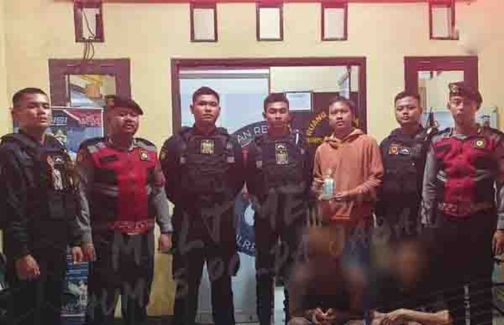 Dua orang laki-laki yang diduga kuat sebagai pengedar obat terlarang ditangkap