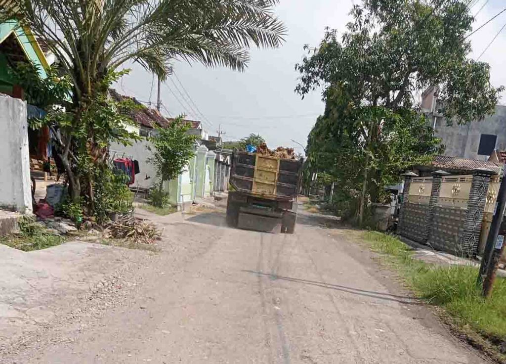 Truk pengangkut bahan urug yang digali dari Desa Punduttrate