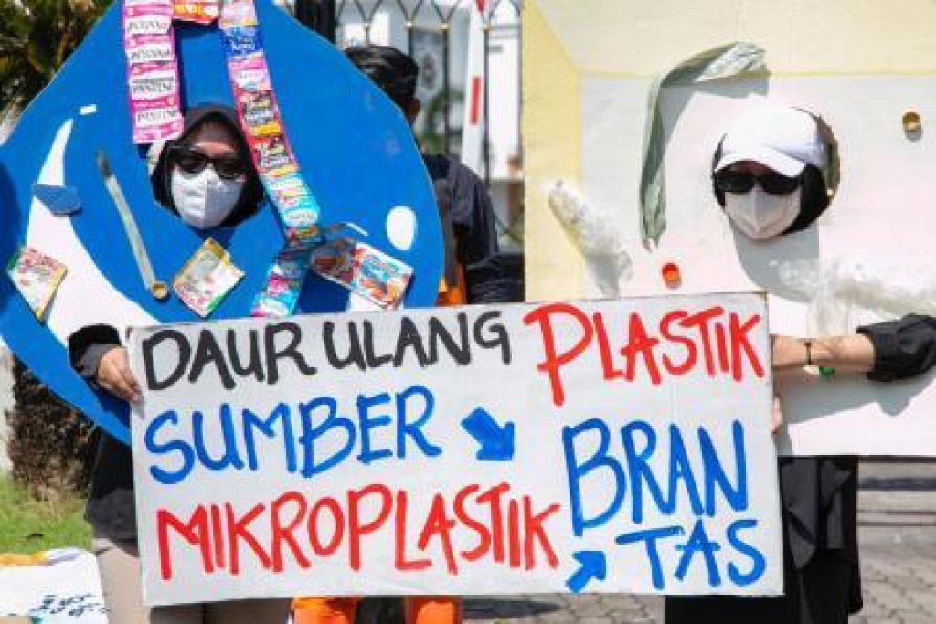 Demo aktivis lingkungan di depan kantor Gubernur Jatim