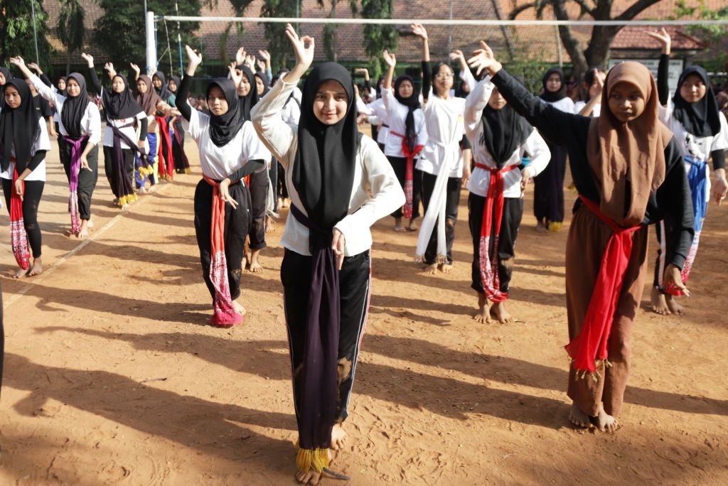 Siswi SMAN 1 Dawarblandong latihan tari