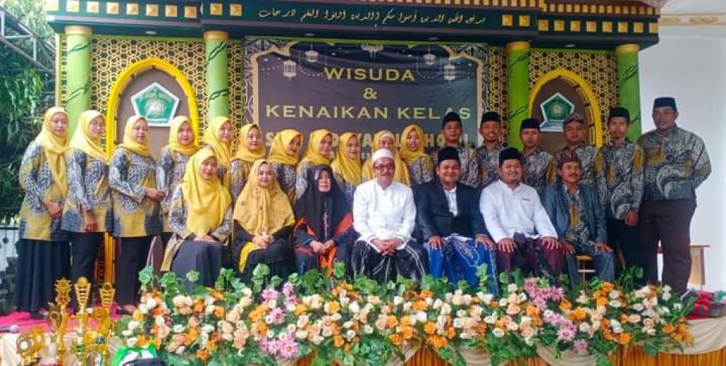 Dewan guru dan pengasuh Yayasan Hidayatul Kholil