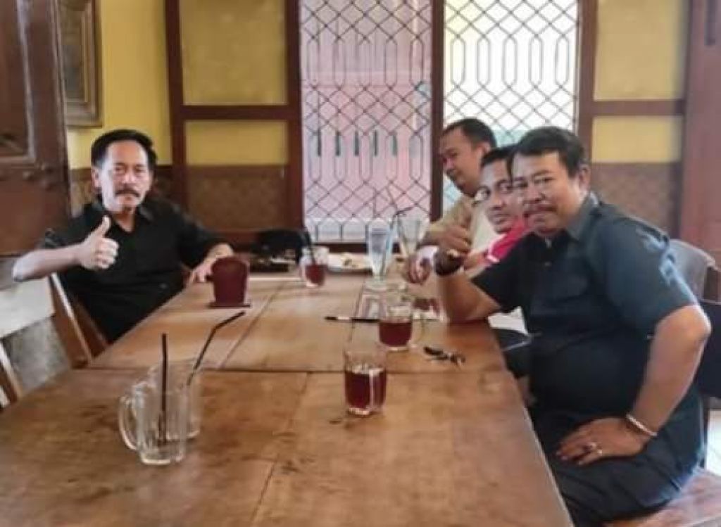 Moh. Qoderi (depan) bersama kawan-kawannya